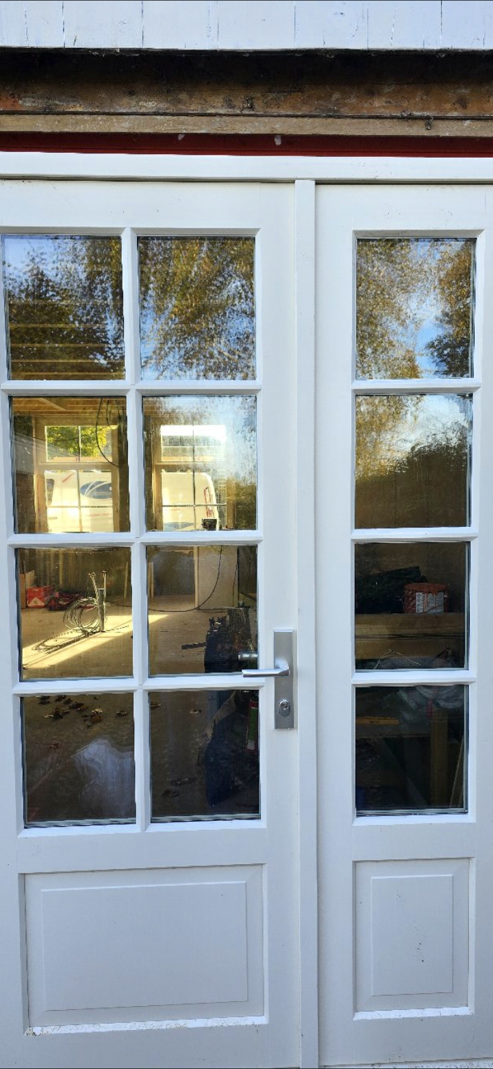 Witte openslaande deuren met glas in roedes, nieuw geplaatst